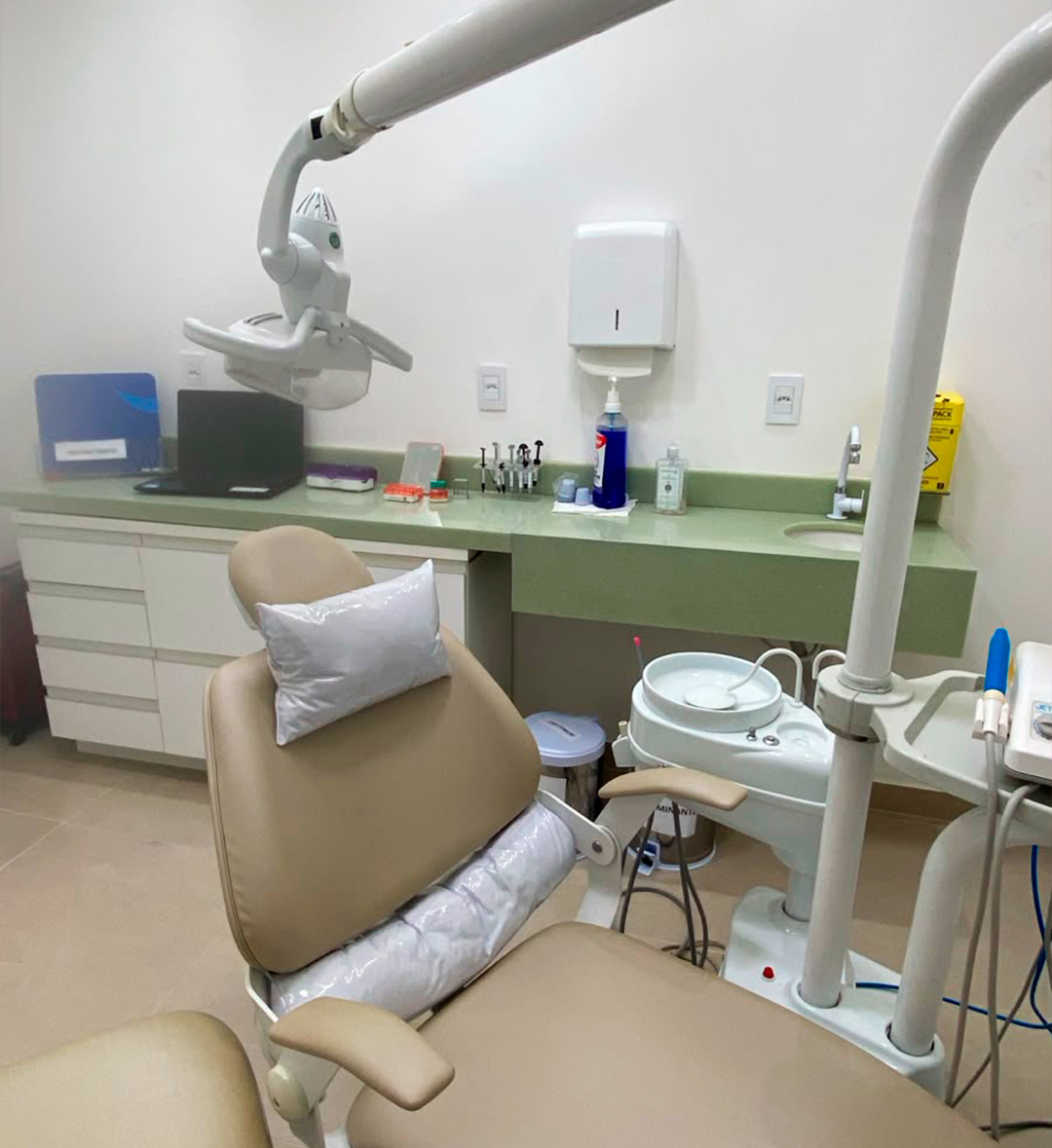 Sala clínica com cadeira odontológica